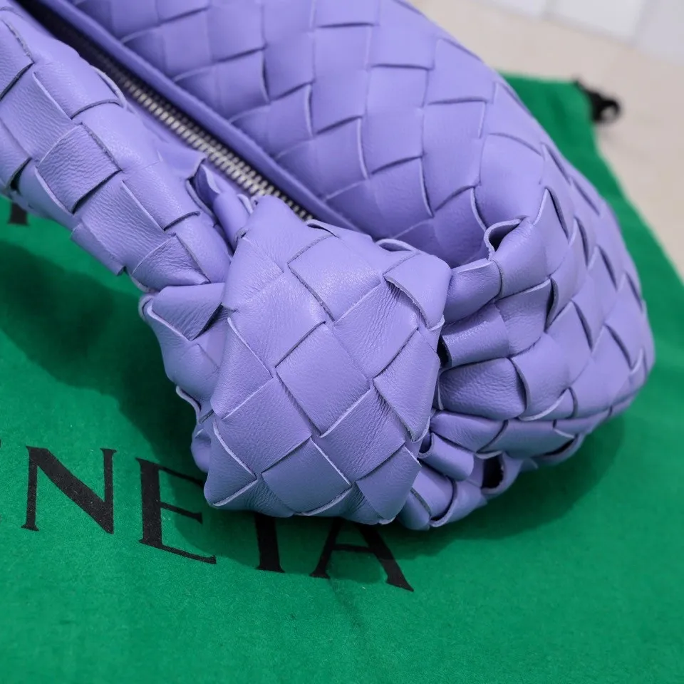 Batch 1120 BV Bottega Veneta 2021 Early Spring New Ladies MINI JODIE Handbag BV Bag 🔥The new method is to round the corners on the original basis and knot the round hobo bag with classic woven leather. The most iconic triangular pull-out design, using sheepskin draped soft shape, is super suitable for concave shapes~ Jodie feels really gentle to people, and is definitely the best item for daily matching. It has the same weave, new elements and twists, is compact and versatile, and is the new favorite of street style Internet celebrities! Dimensions: 23x28x8 Model: 6699-1